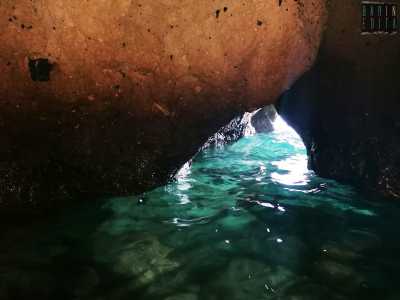 ...che attraversiamo muovendoci sulle ginocchia e andando controcorrente nell�acqua fredda. Il corridoio per� si stringe sempre pi� e ci costringe a fare marcia indietro
